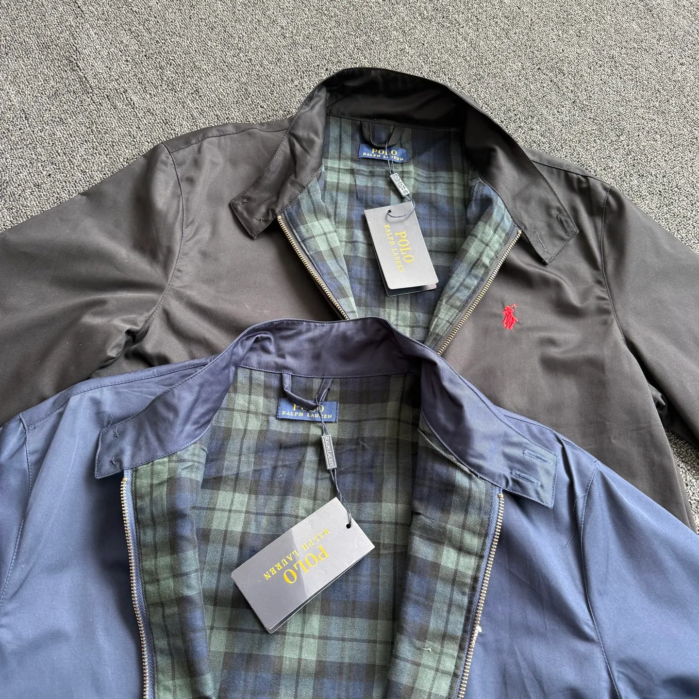 P240 model number G84 - Ralph Lauren/Ralph Lauren's men's and women's old cadre zipper stand collar jacket - the same style as Yi Mengling. Recommended by many fashion bloggers, the Harrington jacket's lapel zipper windproof design perfectly blends casual style and street trend elements, and is very suitable for neutral wear. The fabric texture of the jacket is excellent and comfortable to wear. It is a very versatile and trendy jacket. Original development, 100% pure cotton fabric, exquisite embroidery, evergreen style for all seasons, feel free to buy it, retro will never go out of style!  Color: Black Navy Size: S M L XL